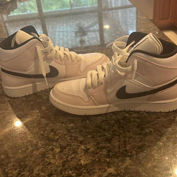 Women’s Size 8 Air Jordan 1 Mid Barely Rose , basically new, worn twice. - Picture 4 of 4